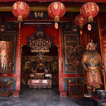 Klenteng Hok An Kiong Klenteng yang awalnya berfungsi sebagai tempat menginap sementara bagi orang yang baru datang dari Tiongkok secara perlahan tempat tersebut berubah fungsi menjadi tempat ibadah