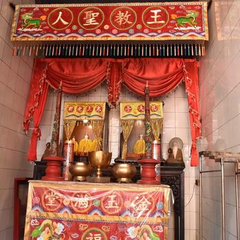 Klenteng Hok An Kiong Klenteng yang awalnya berfungsi sebagai tempat menginap sementara bagi orang yang baru datang dari Tiongkok secara perlahan tempat tersebut berubah fungsi menjadi tempat ibadah