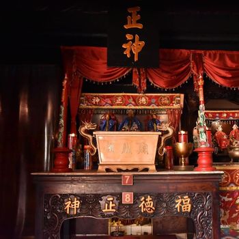 Klenteng Hok An Kiong Klenteng yang awalnya berfungsi sebagai tempat menginap sementara bagi orang yang baru datang dari Tiongkok secara perlahan tempat tersebut berubah fungsi menjadi tempat ibadah