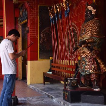 Klenteng Hok An Kiong Klenteng yang awalnya berfungsi sebagai tempat menginap sementara bagi orang yang baru datang dari Tiongkok secara perlahan tempat tersebut berubah fungsi menjadi tempat ibadah