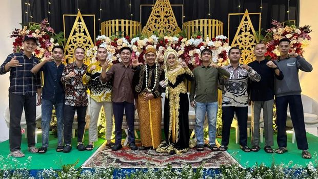 Viral aksi pria nyeleneh datang ke nikahan orang asing bermodal undangan di TikTok.