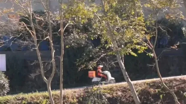 Jadi Satu-satunya Kurir di Kabupaten, Pria Ini Setiap Hari Antar 200 Pesanan!