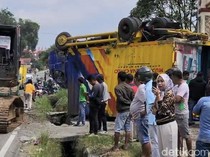 Momen Kecelakaan Beruntun di Padang Panjang yang Libatkan 2 Truk-1 Motor