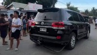 Melirik dari foto-foto dan video yang beredar setelah kejadian, Land Cruiser yang digunakan itu jenisnya diduga LC 200. Di sisi kanan pintu bagasi terlihat emblem V8, yang menandakan mobil ini menggunakan mesin legendaris 1VD-FTV. Foto: Dok. X @Gunloverclub1