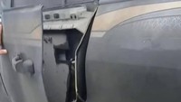 Kondisi mobil di foto terlihat mengalami kerusakan pada bagian samping dan panel bawah yang terlepas. Mobil tersebut tampak memiliki indikasi kuat sebagai kendaraan bulletproof (tahan peluru) atau setidaknya menggunakan lapisan bodi baja tambahan (armored). Foto: Dok. X @Gunloverclub1