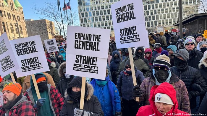 Lawan Aksi Represif Aparat Federal AS, Protes Besar Melanda Minneapolis