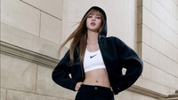 Lisa BLACKPINK Jadi Brand Ambassador Nike, Pamer Perut Pakai Crop Top