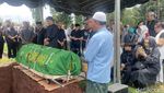Suasana Haru Pemakaman Lucky Widja