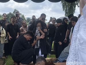 Ibunda Terus Menangis Sepanjang Pemakaman Lucky Widja