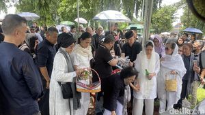 Suasana Haru Pemakaman Lucky Widja