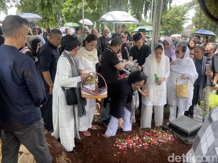 Suasana Haru Pemakaman Lucky Widja