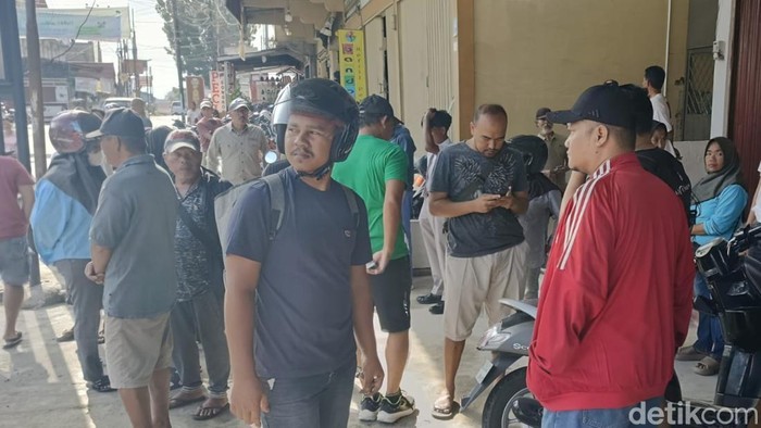 Massa berkumpul setelah pelaku diamankan. (Raja Adil Siregar/detikSumut)