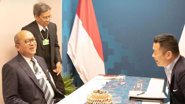 Menteri Investasi dan Hilirisasi/Kepala BKPM sekaligus CEO Danantara Indonesia, Rosan Roeslani bertemu manajemen RGE Group di Davos, Swiss, Kamis (22/1), membahas kerja sama investasi energi dan industri berkelanjutan di Indonesia. (Instagram/bkpm_id)
