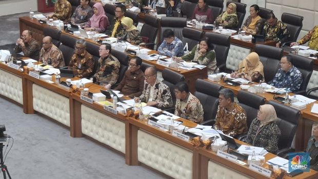 Menteri Perindustrian (Menperin) Agus Gumiwang Kartasasmita saat memberikan paparan rapat kerja (raker) bersama Komisi VII DPR RI, Senin (26/1/2026). (CNBC Indonesia/Chandra Dwi Pranata)
