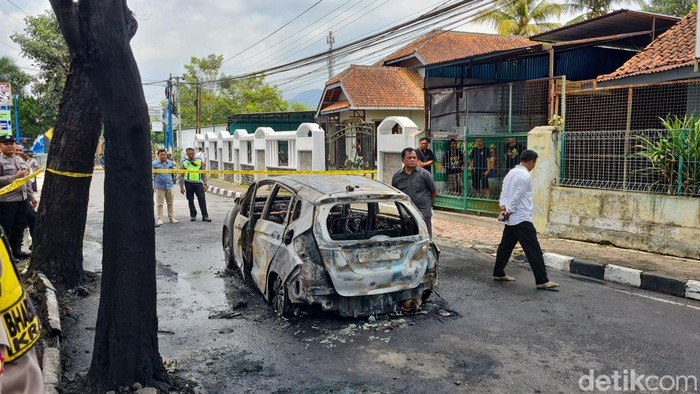 Honda Jazz Terbakar Hebat di Magelang Utara, Pengemudi Kabur