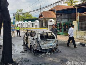 Polisi Buru Sopir Honda Jazz yang Ludes Terbakar di Magelang Utara