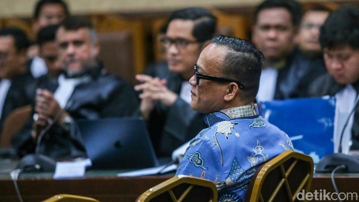 Noel menyampaikan pernyataan sebelum menjalani sidang sebagai terdakwa kasus pemerasan sertifikasi K3 di Pengadilan Tipikor, Jakarta, Senin (26/1/2026). Noel meminta Purbaya berhati-hati, dan mengklaim mendapat informasi jika Purbaya akan di-Noel-ka