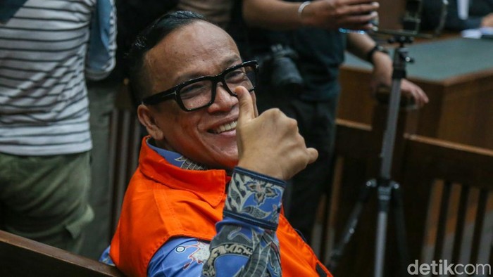 Noel menyampaikan pernyataan sebelum menjalani sidang sebagai terdakwa kasus pemerasan sertifikasi K3 di Pengadilan Tipikor, Jakarta, Senin (26/1/2026). Noel meminta Purbaya berhati-hati, dan mengklaim mendapat informasi jika Purbaya akan di-Noel-ka