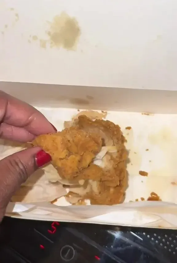 Ngeri...Pelanggan Temukan Tisu di dalam Pesanan Ayam Gorengnya