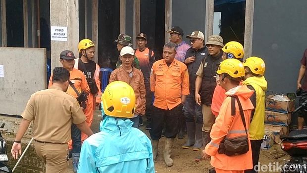 Ops Pencarian Korban Longsor Operasi pencarian korban longsor di Pemalang, Senin (26/1/2026).