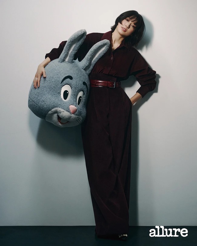 “Go Kyung Pyo yang aku ingat 13 tahun lalu adalah sosok yang ‘nakal’ dengan energi yang meluap. Bertemu lagi dengannya di lokasi syuting, dia masih sama lucunya, tapi jadi lebih dewasa dan keren,” seru Park Shin Hye. Foto: dok. allure