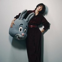 “Go Kyung Pyo yang aku ingat 13 tahun lalu adalah sosok yang ‘nakal’ dengan energi yang meluap. Bertemu lagi dengannya di lokasi syuting, dia masih sama lucunya, tapi jadi lebih dewasa dan keren,” seru Park Shin Hye. Foto: dok. allure