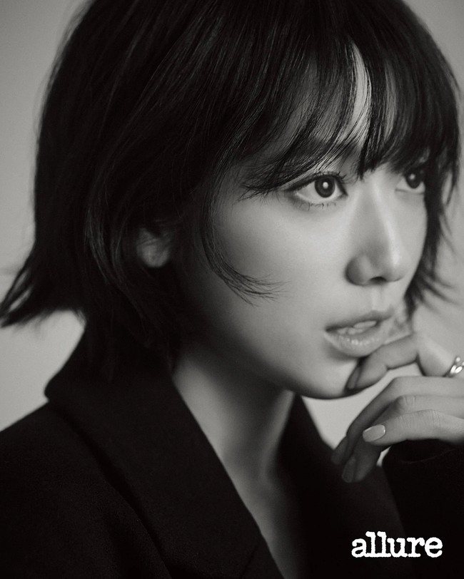 Menariknya, Go Kyung Pyo dan Park Shin Hye berusia sepantaran, sesama kelahiran 1990. Chemistry mereka terlihat natural di depan kamera. Foto: dok. allure