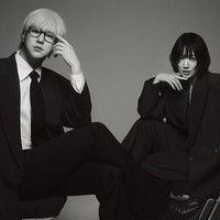 Saat menjalani pemotretan untuk majalah allure, Park Shin Hye dan Go Kyung Pyo mengenang masa muda mereka sebagai pemain drama Korea Flower Boys Next Door pada 2013. Foto: dok. allure