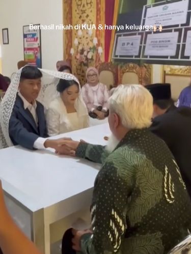 Pasangan yang memutuskan menikah di KUA, menjadi sorotan warganet.