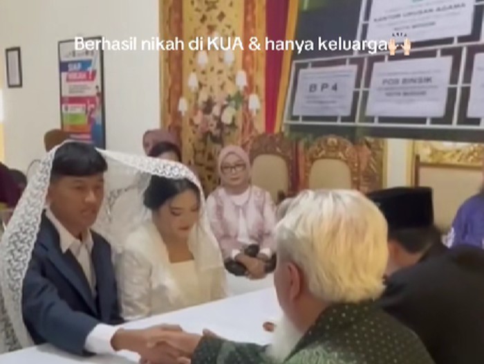 Pasangan yang memutuskan menikah di KUA, menjadi sorotan warganet.