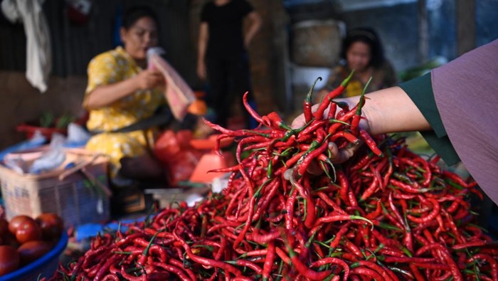Pedagang melayani pembeli di Pasar Pandan, Kecamatan Pandan, Tapanuli Tengah, Sumatera Utara, Senin (26/1/2026). Aktivitas jual beli di pasar tersebut kembali pulih dengan harga komoditas yang juga berangsur normal seperti harga cabai merah keriting dari Rp150 ribu per kilogram saat sehari pascabencana menjadi Rp20 ribu per kilogram. ANTARA FOTO/Indrianto Eko Suwarso/nz