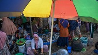 Warga berbelanja kebutuhan pokok di Pasar Pandan setelah pasokan kembali lancar dan harga komoditas, termasuk cabai merah keriting, mulai stabil. Foto: ANTARA FOTO/Indrianto Eko Suwarso