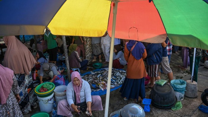 Pedagang melayani pembeli di Pasar Pandan, Kecamatan Pandan, Tapanuli Tengah, Sumatera Utara, Senin (26/1/2026). Aktivitas jual beli di pasar tersebut kembali pulih dengan harga komoditas yang juga berangsur normal seperti harga cabai merah keriting dari Rp150 ribu per kilogram saat sehari pascabencana menjadi Rp20 ribu per kilogram. ANTARA FOTO/Indrianto Eko Suwarso/nz