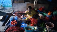 Pedagang melayani pembeli di Pasar Pandan, Kecamatan Pandan, Tapanuli Tengah, Sumatera Utara, Senin (26/1/2026), seiring pulihnya aktivitas perdagangan pascabencana. Foto: ANTARA FOTO/Indrianto Eko Suwarso
