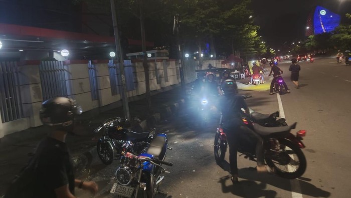 Pelaku balap liar di Jalan AP Pettarani Makassar dibubarkan polisi.