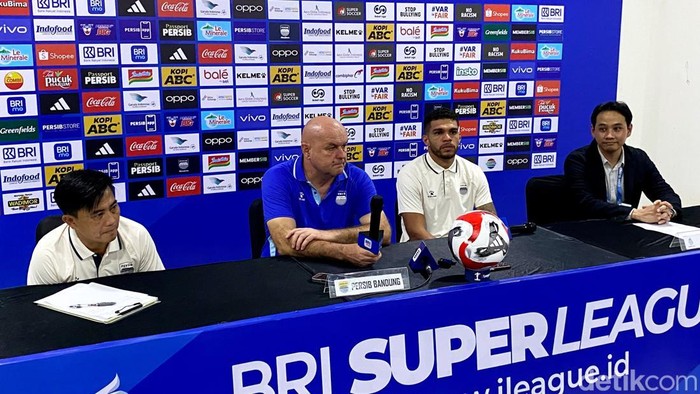 Pelatih Persib Bandung Bojan Hodak usai melawan PSBS Biak
