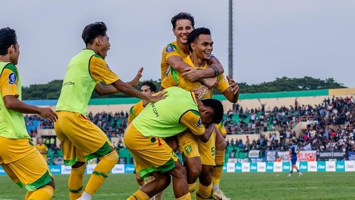 Pemain Persebaya merayakan gol ketiga atas PSIM Yogyakarta