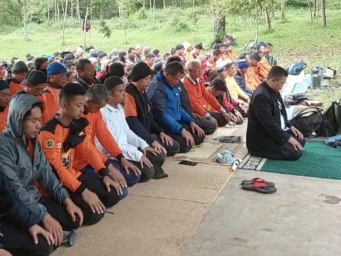 Tim SAR bersama warga saat Salat Istianah di hari ke-8 pencarian Yasid, pendaki yang hilang di Bukit Mongkrang, Karanganyar, Senin (26/1/2026).