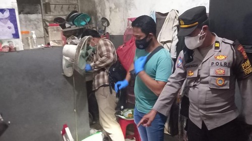 Proses evakuasi jenazah perempuan yang ditemukan di Jalan Antasura, Desa Peguyangan Kangin, Denpasar Utara, Minggu (25/1/2026) malam.