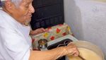 Salut! Kakek 90 Tahun Ini Masih Gesit Jualan Kue Legendaris Asal Peru