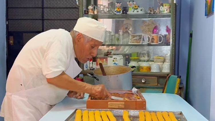 Salut! Kakek 90 Tahun Ini Masih Gesit Jualan Kue Legendaris Asal Peru