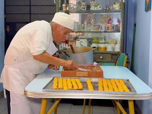 Salut! Kakek 90 Tahun Ini Masih Gesit Jualan Kue Legendaris Asal Peru