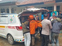 Hari Ketiga Operasi SAR Longsor Cisarua, Tim Gabungan Bawa 4 Jenazah