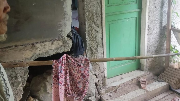 Tanah Amblas di Tigaraksa Tangerang, 5 Rumah Retak Nyaris Roboh