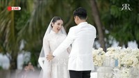 Nah, yang paling hangat adalah pernikahan Ranty Maria dan Rayn Wijaya pada 26 Januari 2026. Keduanya mengikat janji suci di Nusa Dua, Bali. Setelah berpacaran selama hampir enam tahun, momen pemberkatan di tepi laut itu sukses bikin Rayn Wijaya menangis haru saat melihat Ranty Maria berjalan menuju altar. Konsep pernikahannya serba putih dengan tema outdoor yang simpel tapi elegan. Foto: Capture YouTube Ranty Maria X Ts Media