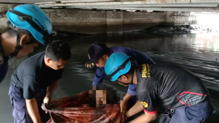 Petugas DPKP Kota Cirebon saat mengevakuasi pria diduga ODGJ dari kolong jembatan sungai Sukalila, Kota Cirebon