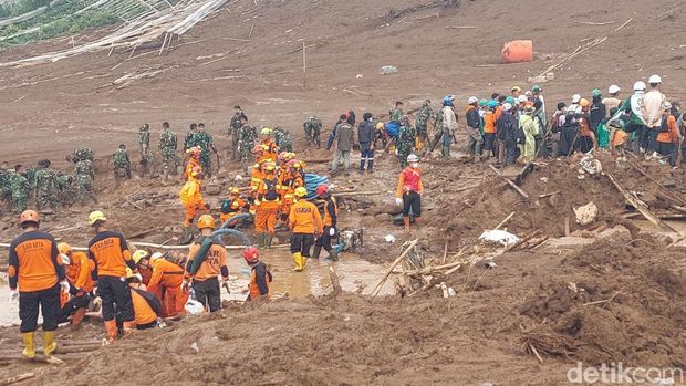 petugas melakukan operasi sar di lokasi longsor cisarua