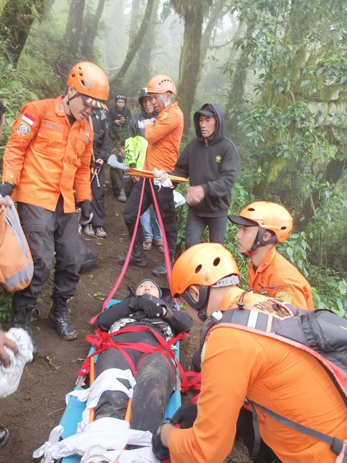 Petugas SAR gabungan sedang menangani patah tulang dan mengevakuasi Shinta dari lereng gunung Abang di ketinggian 1,971 mdpl, Bangli, Minggu (25/1/2026). (Dok SAR Karangasem).