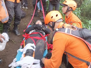 Pendaki Wanita Dievakuasi Tim SAR, Patah Tulang Saat Turun Gunung Abang