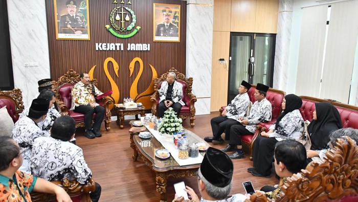 PGRI Jambi saat beraudiensi dengan Kajati Jambi
